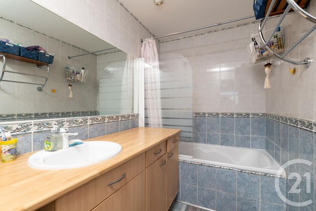 Appartement F4 à vendre - 4 pièces - 86.7 m2 - LA VALETTE DU VAR - 83 - PROVENCE-ALPES-COTE-D-AZUR - Century 21 Colbert Immobilier Appartement F4 à vendre - 4 pièces - 86.7 m2 - LA VALETTE DU VAR - 83 - PROVENCE-ALPES-COTE-D-AZUR - Century 21 Colbert Immobilier