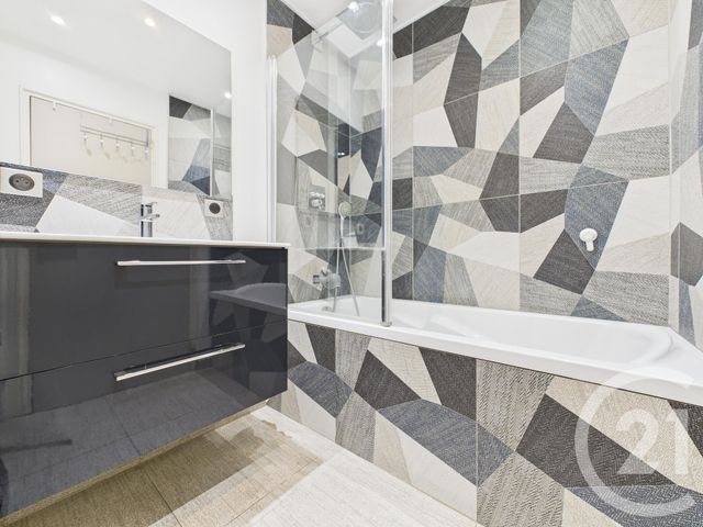 Afficher la photo en grand Appartement F3 à vendre - 3 pièces - 66.38 m2 - LA VALETTE DU VAR - 83 - PROVENCE-ALPES-COTE-D-AZUR - Century 21 Colbert Immobilier