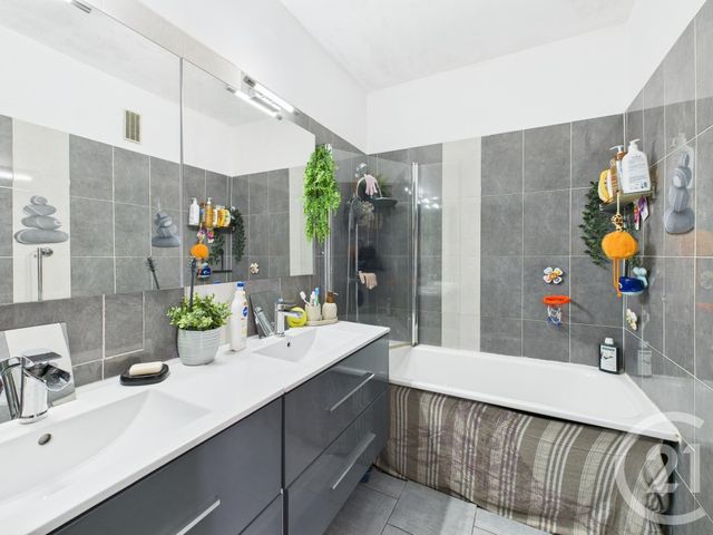 Appartement F3 à vendre - 3 pièces - 63.99 m2 - LA VALETTE DU VAR - 83 - PROVENCE-ALPES-COTE-D-AZUR - Century 21 Colbert Immobilier