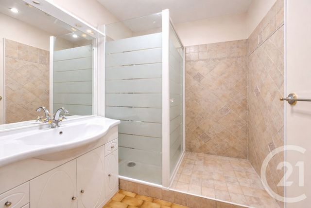 Appartement T3 à vendre - 3 pièces - 71.42 m2 - LA VALETTE DU VAR - 83 - PROVENCE-ALPES-COTE-D-AZUR - Century 21 Colbert Immobilier