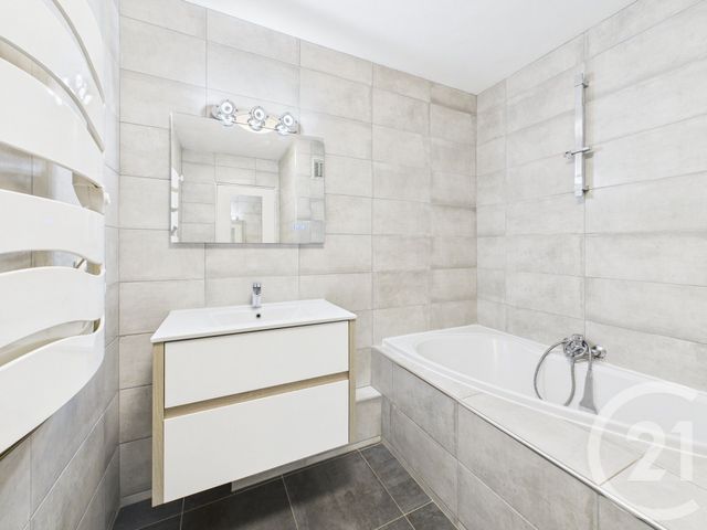 Appartement T4 à louer - 4 pièces - 78.64 m2 - LA GARDE - 83 - PROVENCE-ALPES-COTE-D-AZUR - Century 21 Colbert Immobilier